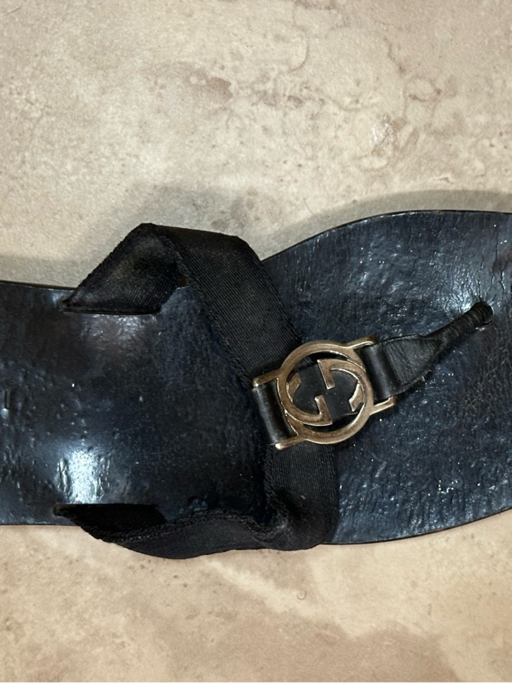 Gucci Black Leather Logo Thong Sandals - Picture 10 of 11